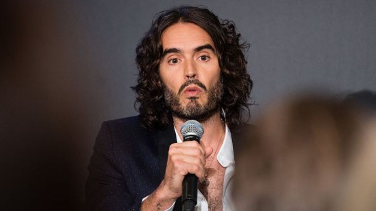 Ator Russell Brand é acusado de agressão sexual pela polícia Britânica