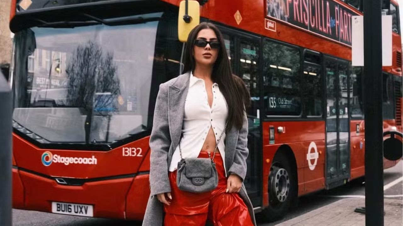 Jade Picon exibe coleção de bolsas de grife em eventos de moda internacionais