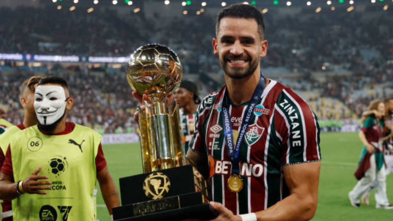 Após lesão no ombro, Renato Augusto retorna aos treinos pelo Fluminense