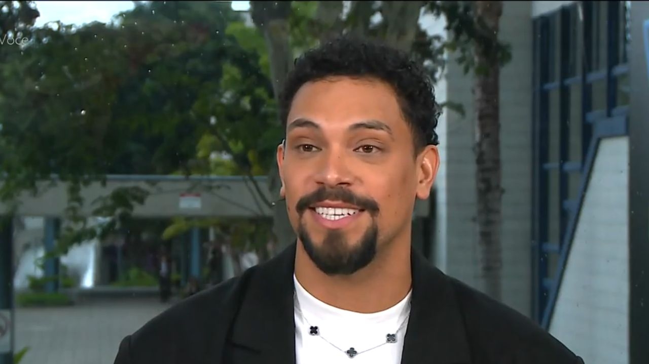 BBB 25: Vinícius fala sobre bissexualidade no programa e se emociona com a surpresa do pai