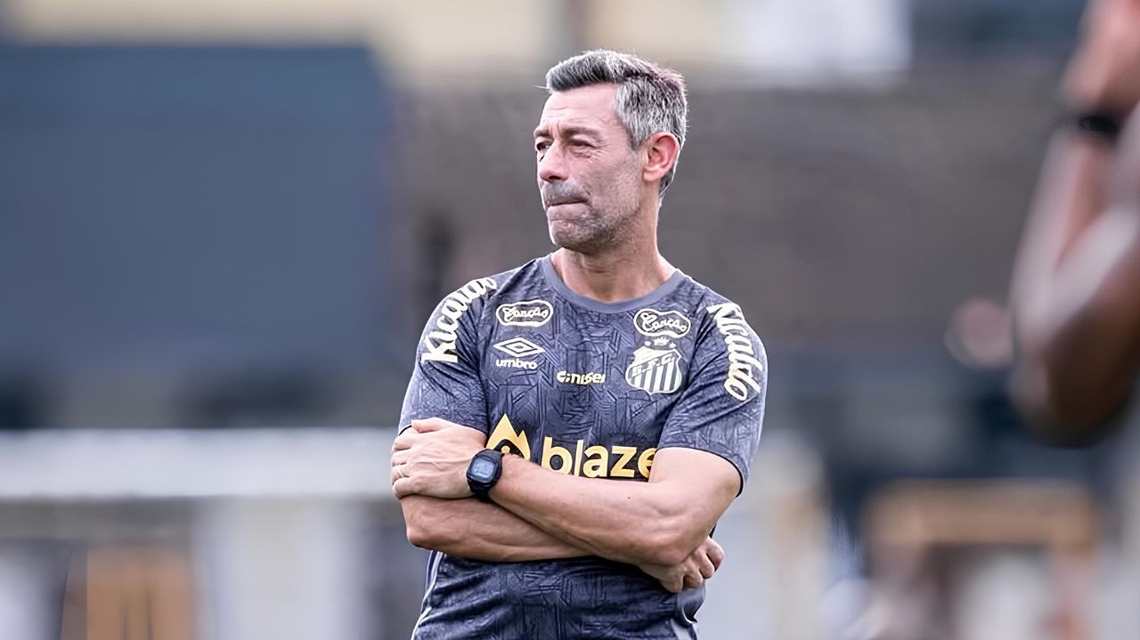 Santos inicia sondagens após saída de Pedro Caixinha