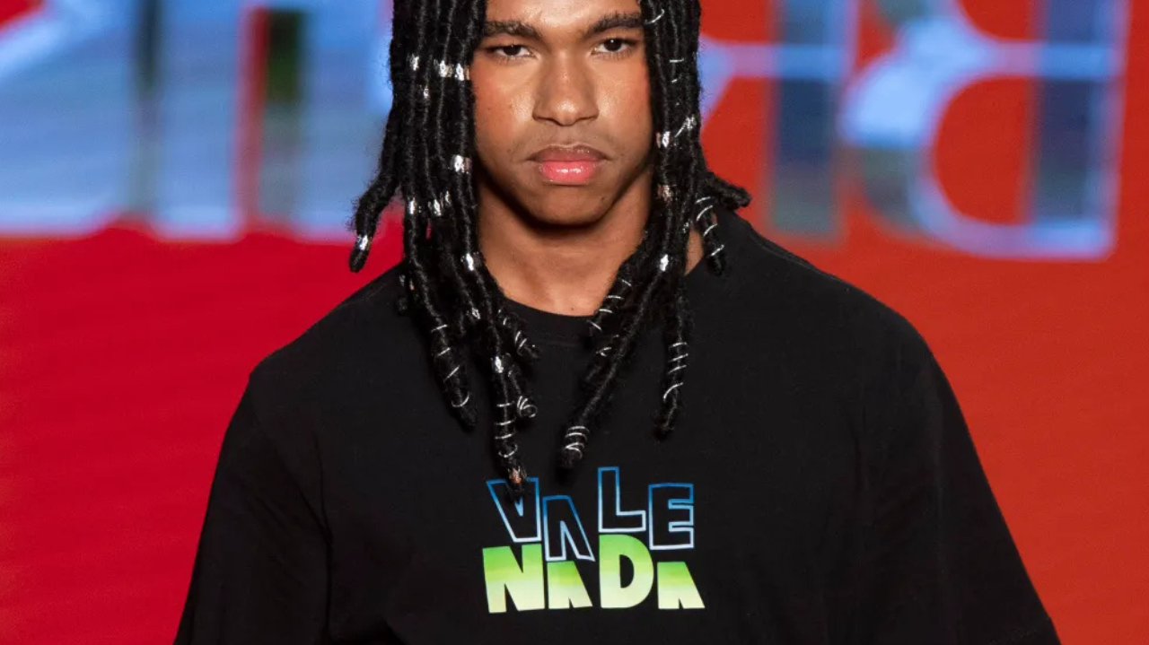 Camisetas com frases são destaque na SPFW