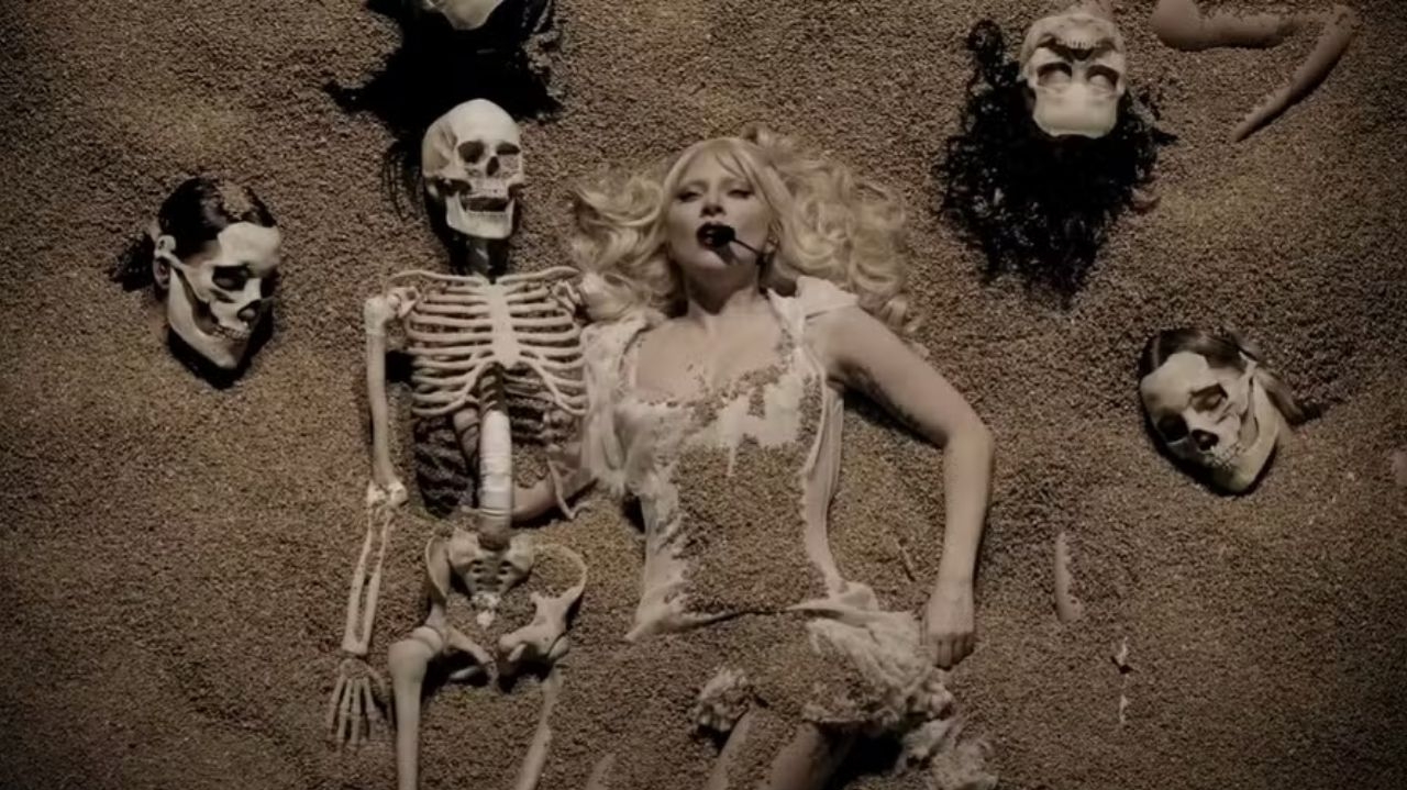 Lady Gaga e Lisa extravasam em looks no Festival Coachella