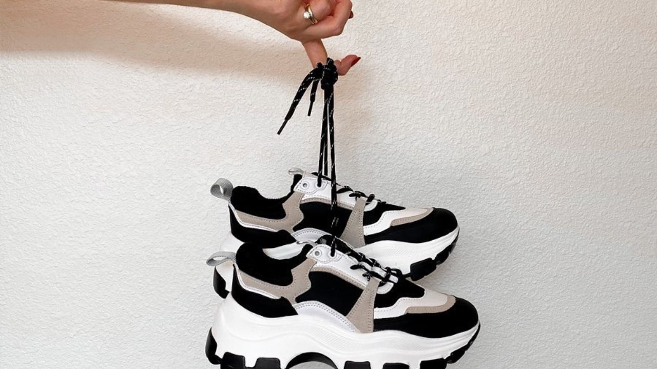 Dad sneakers: descubra como usar o acessório com estilo e versatilidade