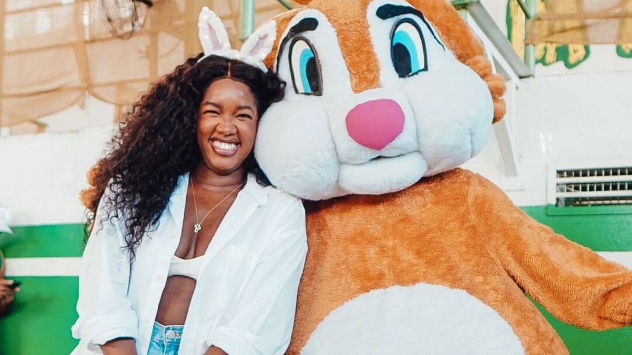 Iza celebra retorno a Imperatriz Leopoldinense com ação social