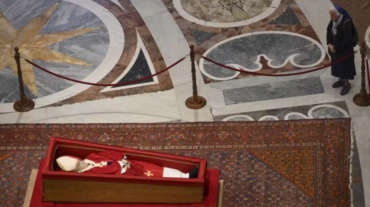 Freira quebra protocolo e se aproxima do caixão do papa Francisco