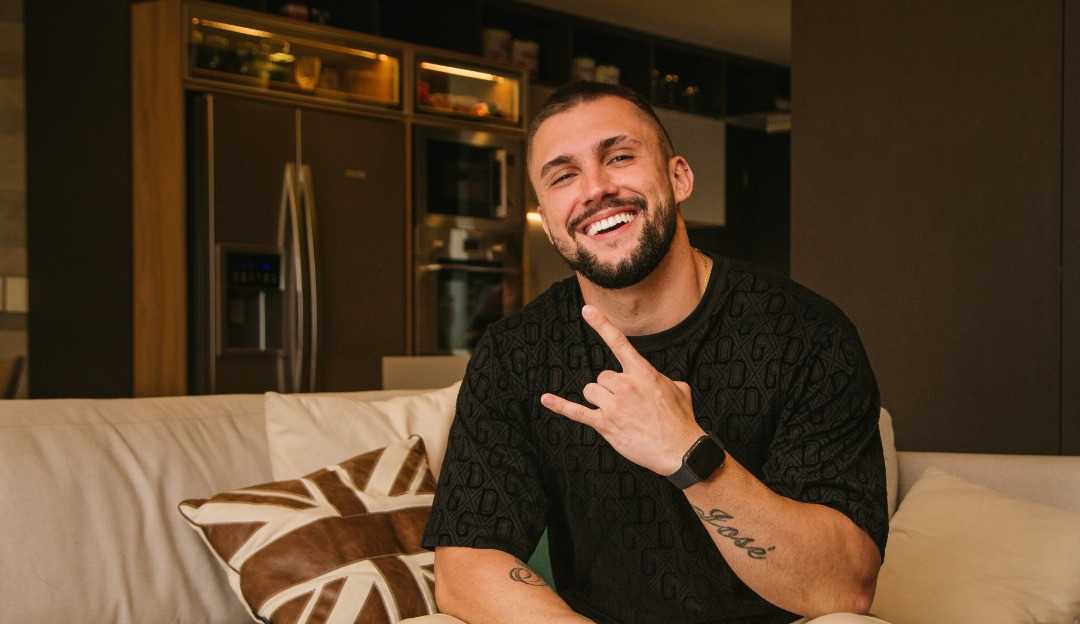 Arthur Picoli é contratado como apresentador de TV e se torna o novo “/queridinho”/ do mercado publicitário