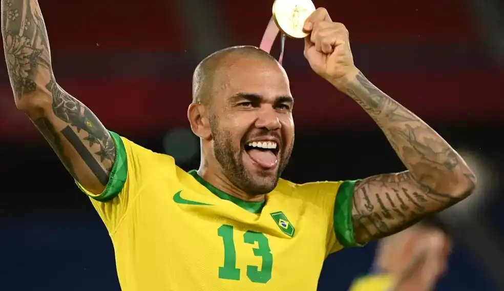 Vovô olímpico no Flu? Clube carioca envia proposta oficial a Daniel Alves