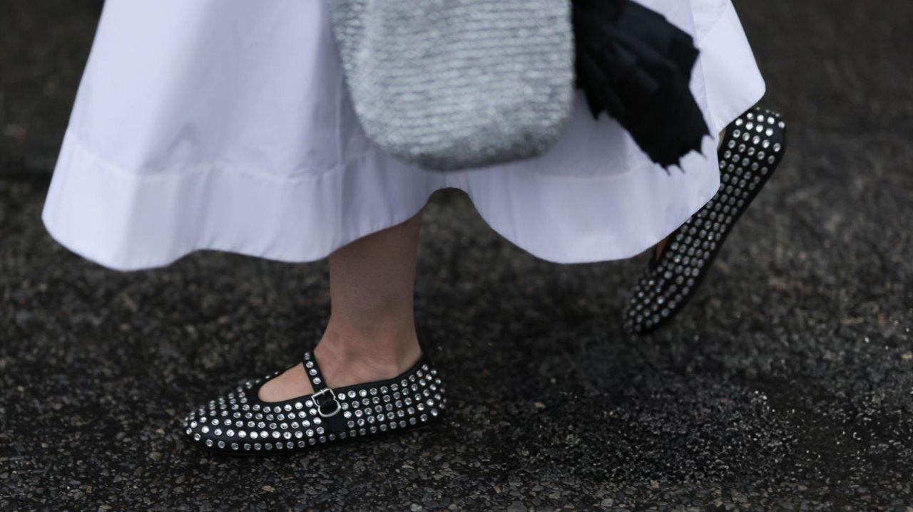 Sapatilhas com ilhós prometem dominar a moda em 2026