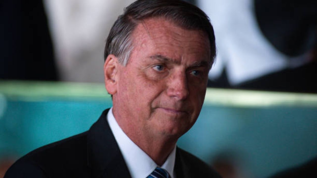 Bolsonaro é intimado pelo TSE enquanto segue internado na UTI