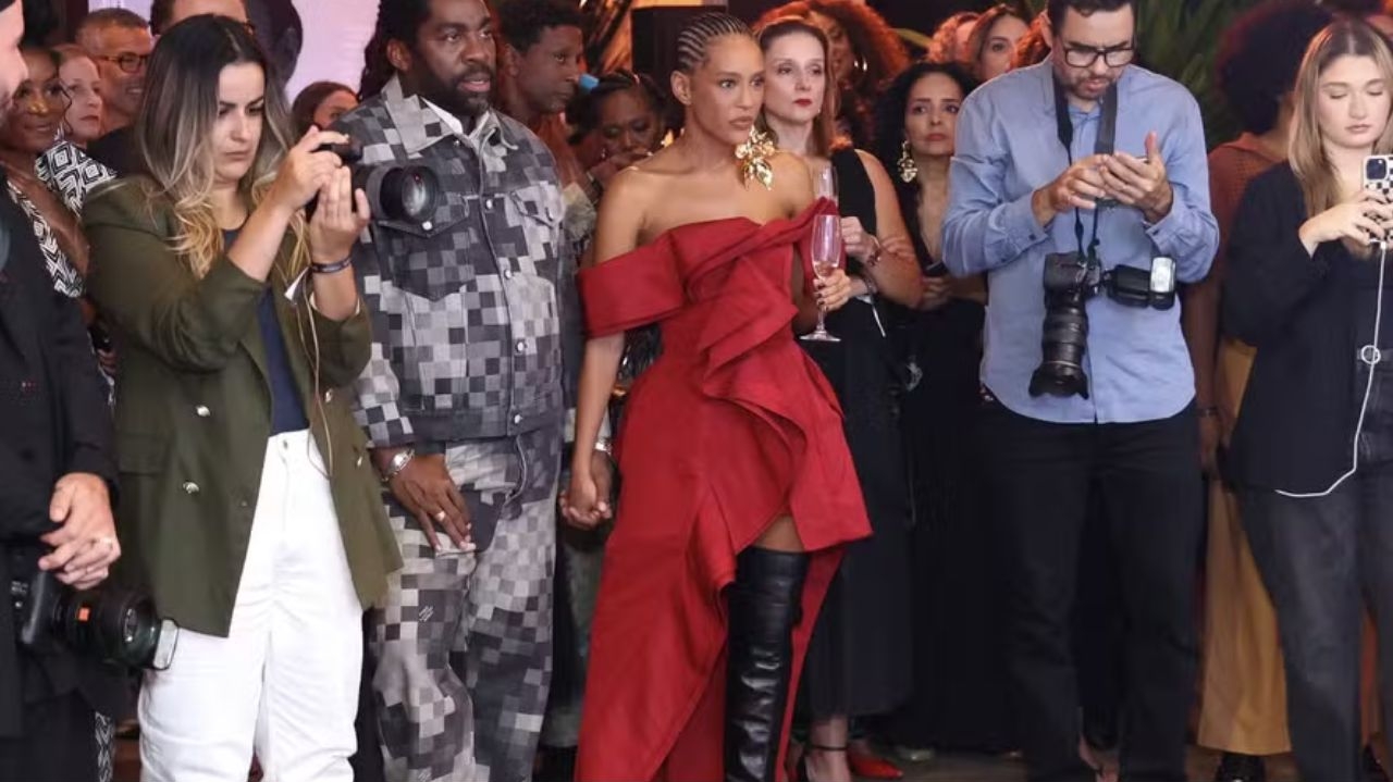 Taís Araújo celebra 30 anos de carreira em festa marcada por elegância e estilo