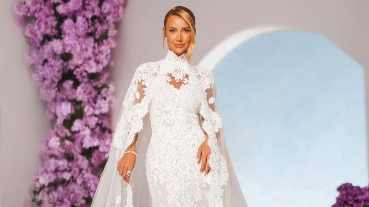 Ana Paula Siebert usa vestido de renda para renovar votos de casamento