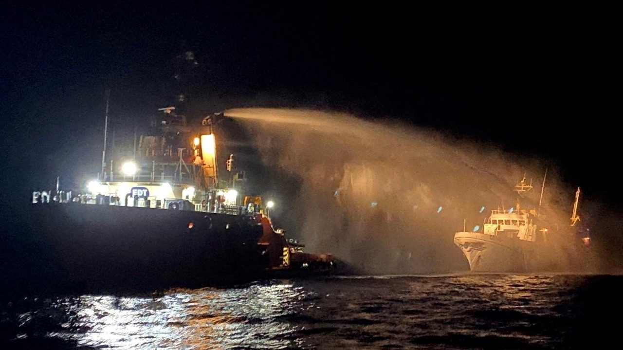 Navio com ajuda humanitária para Gaza é atacado por drones