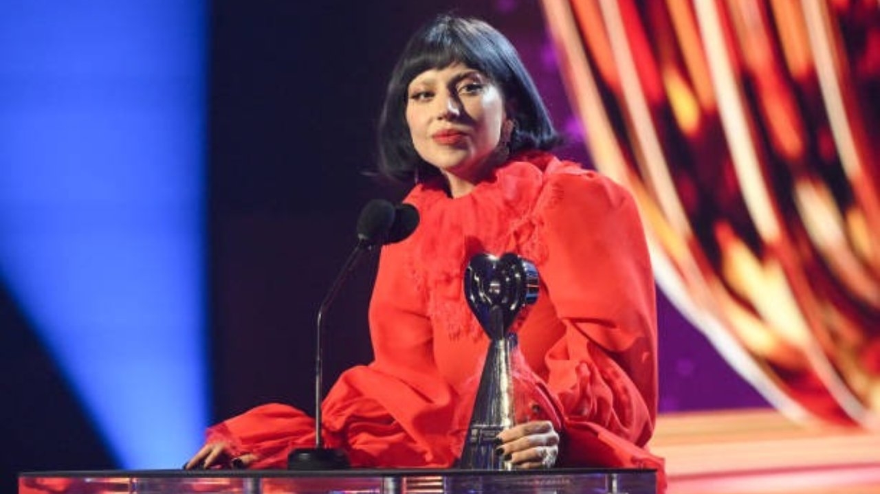 Banda de Lady Gaga testa som em Copacabana e agita fãs