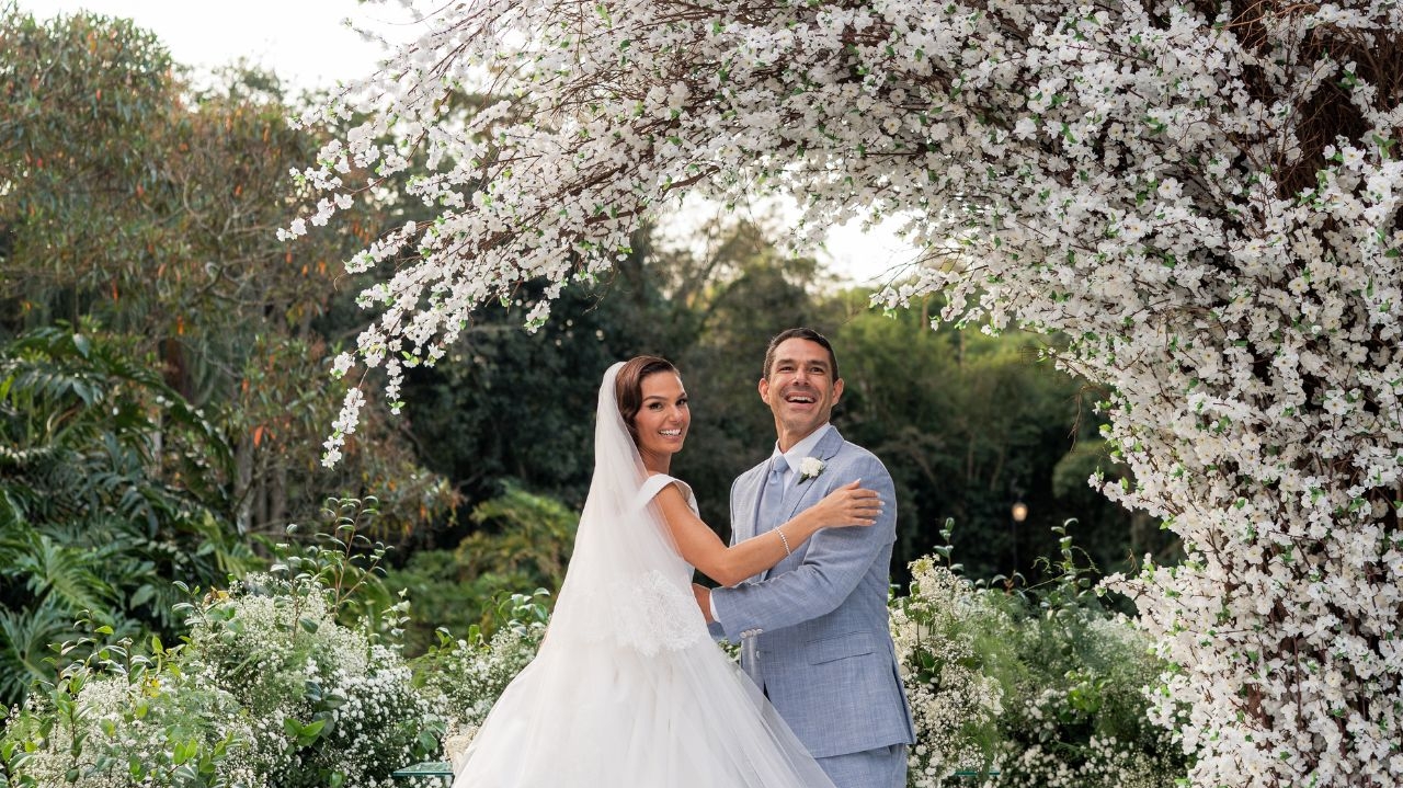 Isis Valverde e Marcus Buaiz se casam em cerimônia para família e amigos no interior de São Paulo