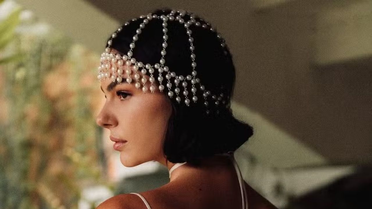 Isis Valverde celebra casamento com três vestidos icônicos e styling impecável