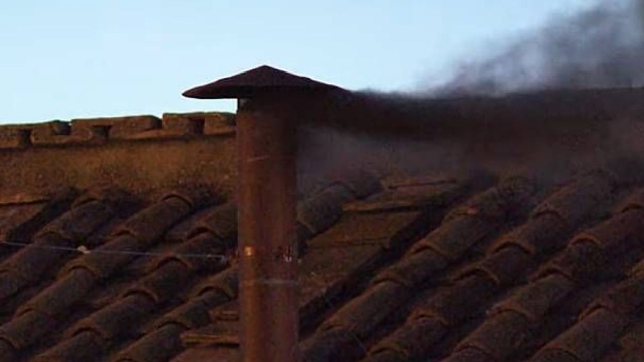 Fumaça preta marca 1ª votação no conclave e mantém suspense sobre novo papa