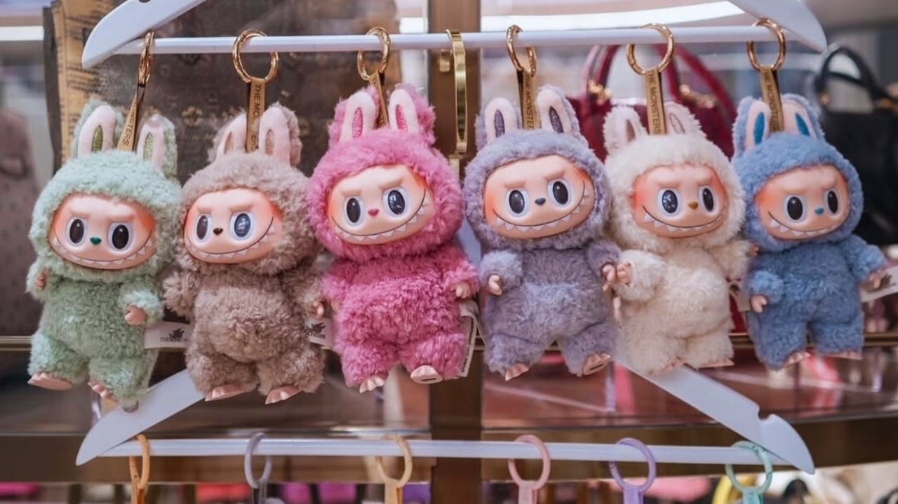 Labubu conquista as famosas e vira febre fashion em 2025