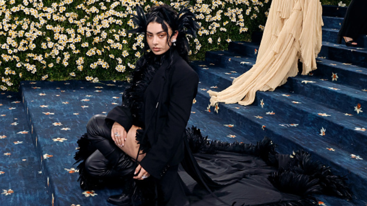 Charli XCX anuncia lançamento de clipe de “Party 4 You”