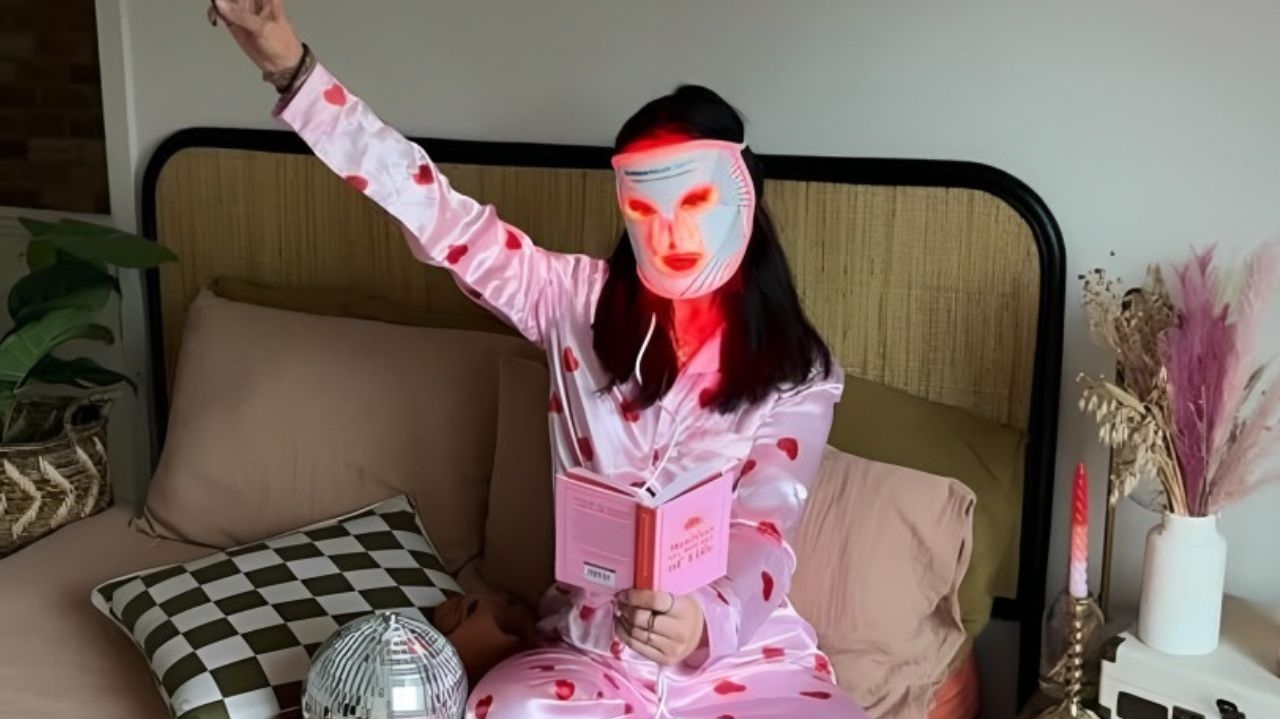 Uso de máscara de LED ganha espaço no universo do skincare