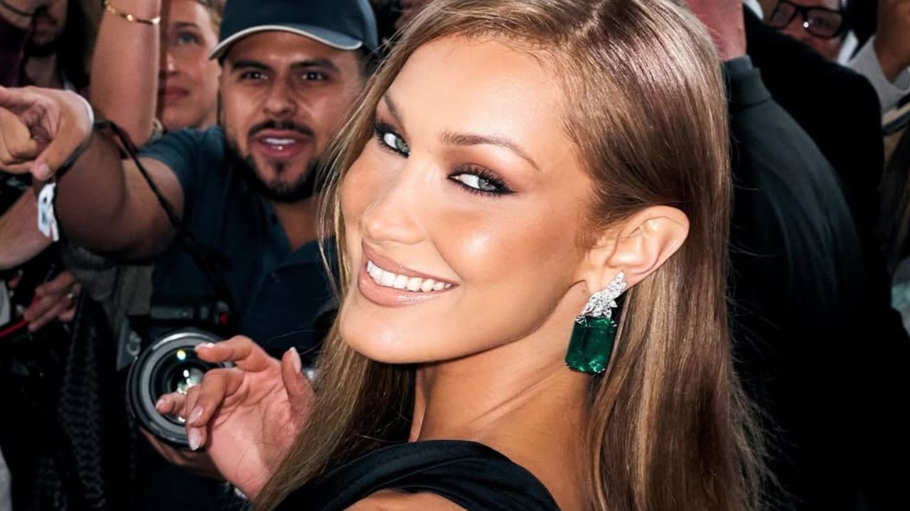 Com Saint Laurent, Bella Hadid inicia era de cabelo loiro