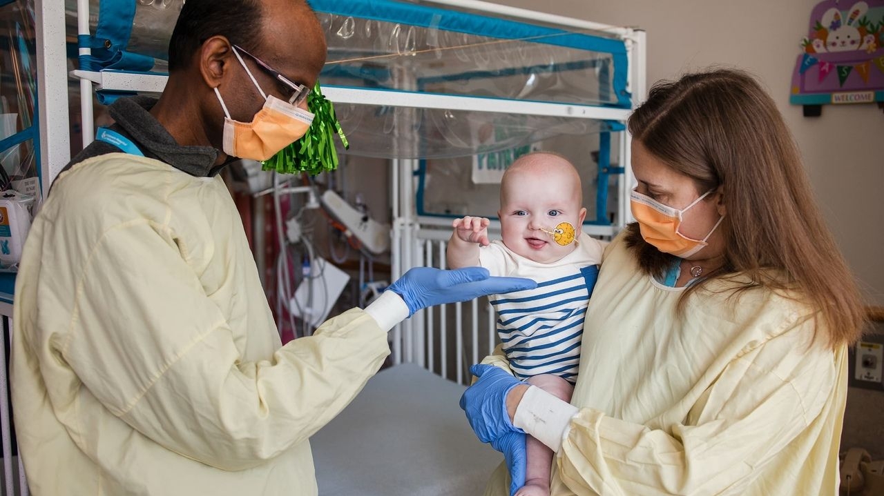 Bebê com doença rara é curado com tratamento inédito que reescreve o DNA