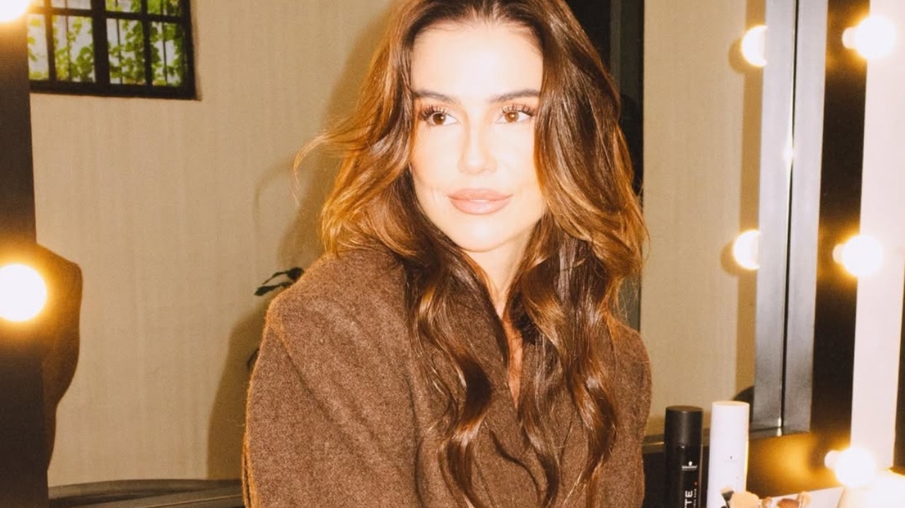 Deborah Secco exibe visual renovado após realizar transplante de sobrancelhas