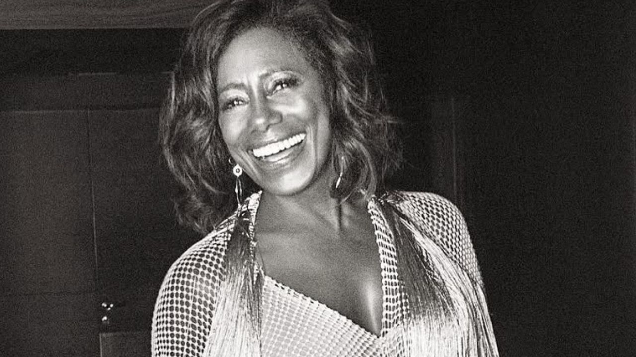 Cinzas de Glória Maria são jogadas em Búzios e cenas fazem parte de seu documentário