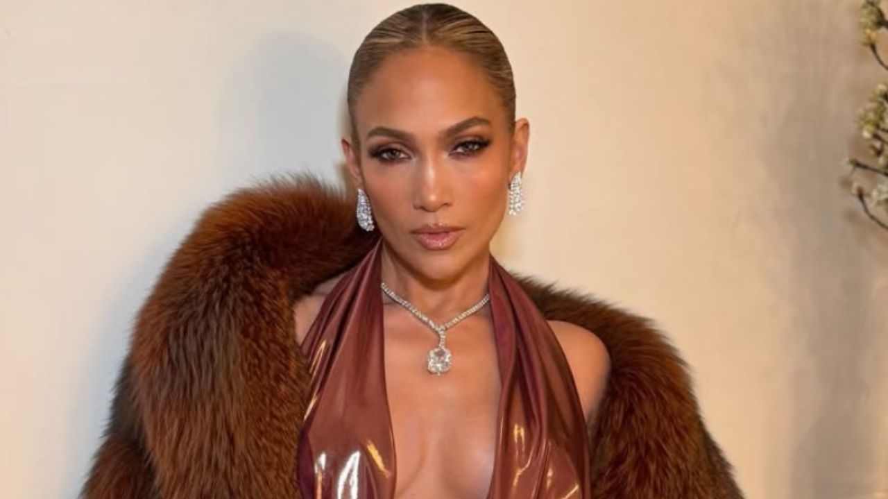 Jennifer Lopez é processada por postar fotos suas nas redes sociais