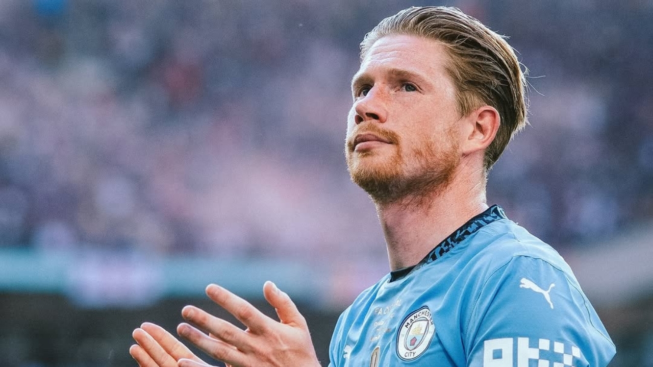 De Bruyne se despede da torcida do Manchester City com vitória e homenagem