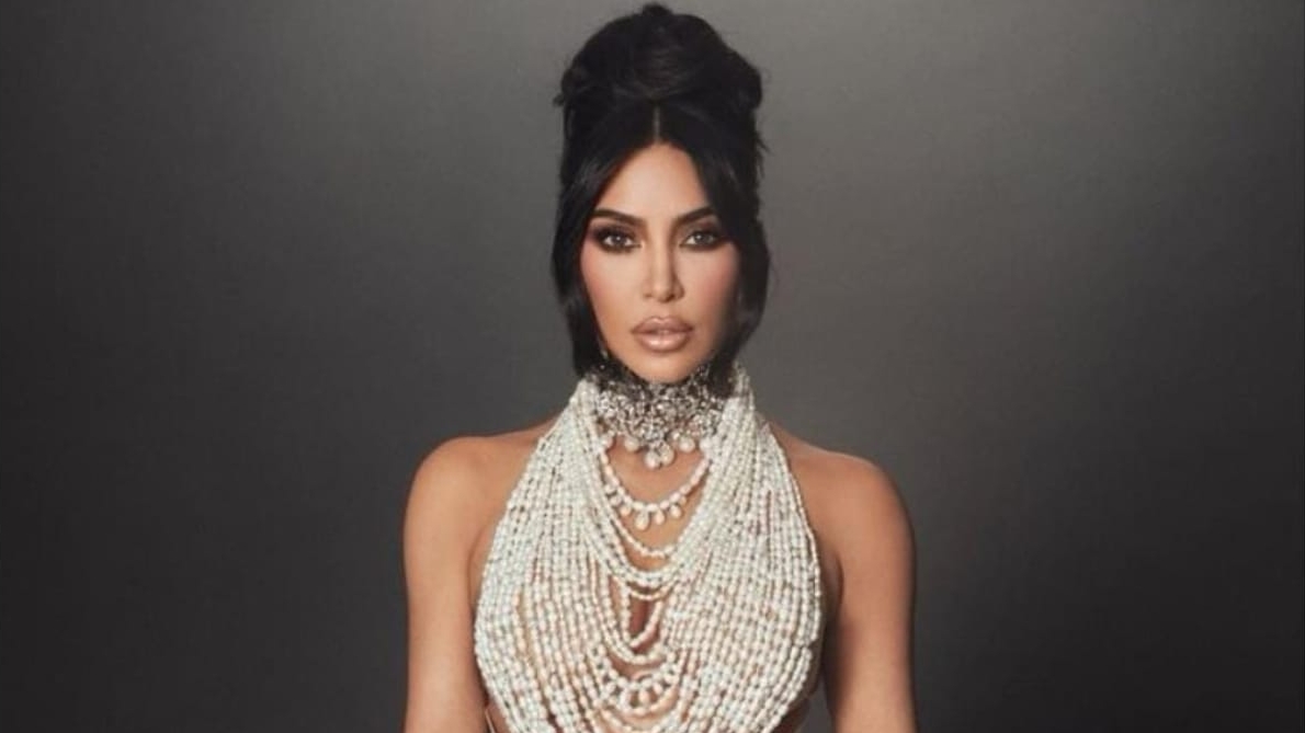 Kim Kardashian se forma em direito e celebra conquista