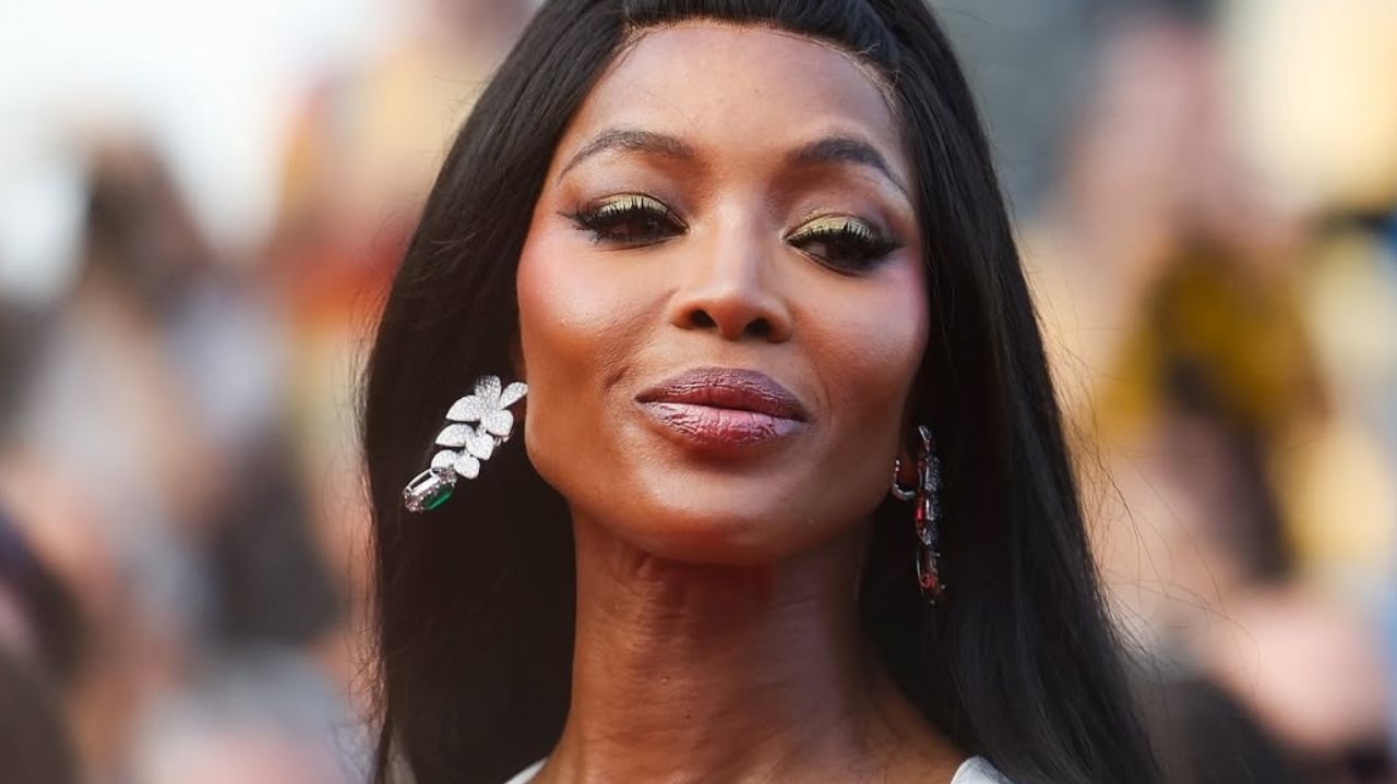 Naomi Campbell surge de branco no tapete vermelho de Cannes
