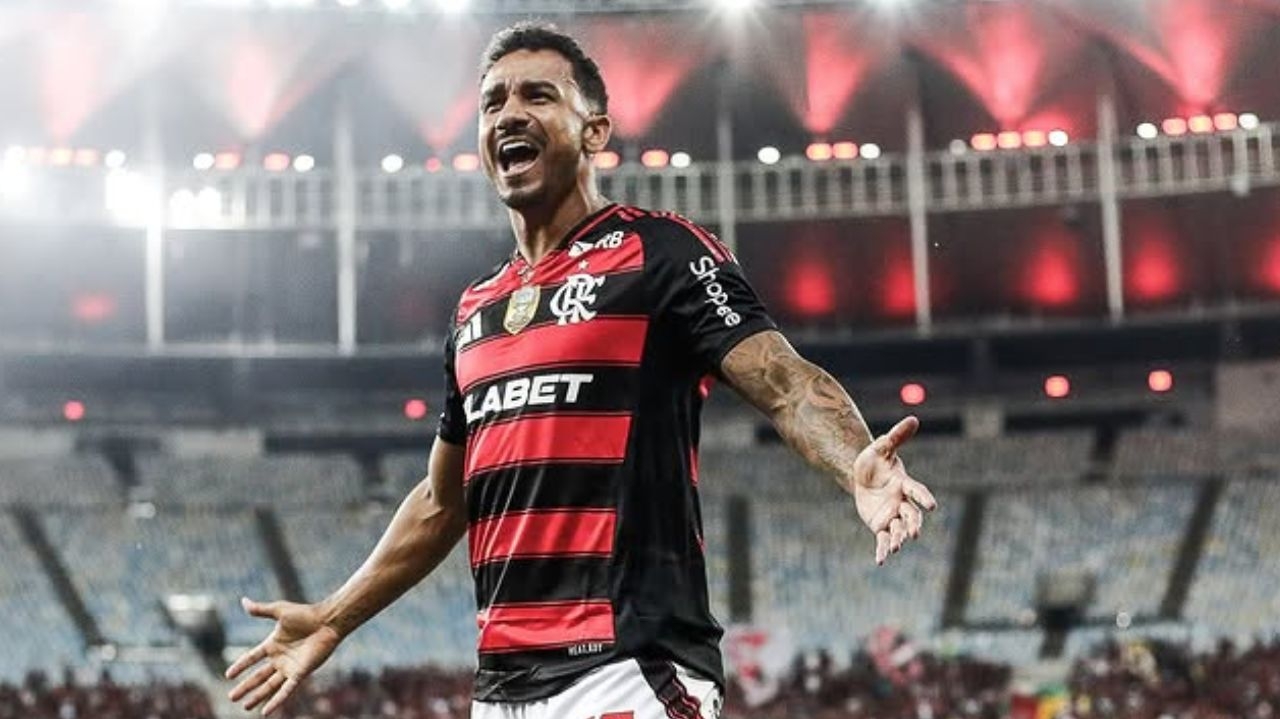 Danilo comenta sobre jogar em gramado sintético pela primeira vez