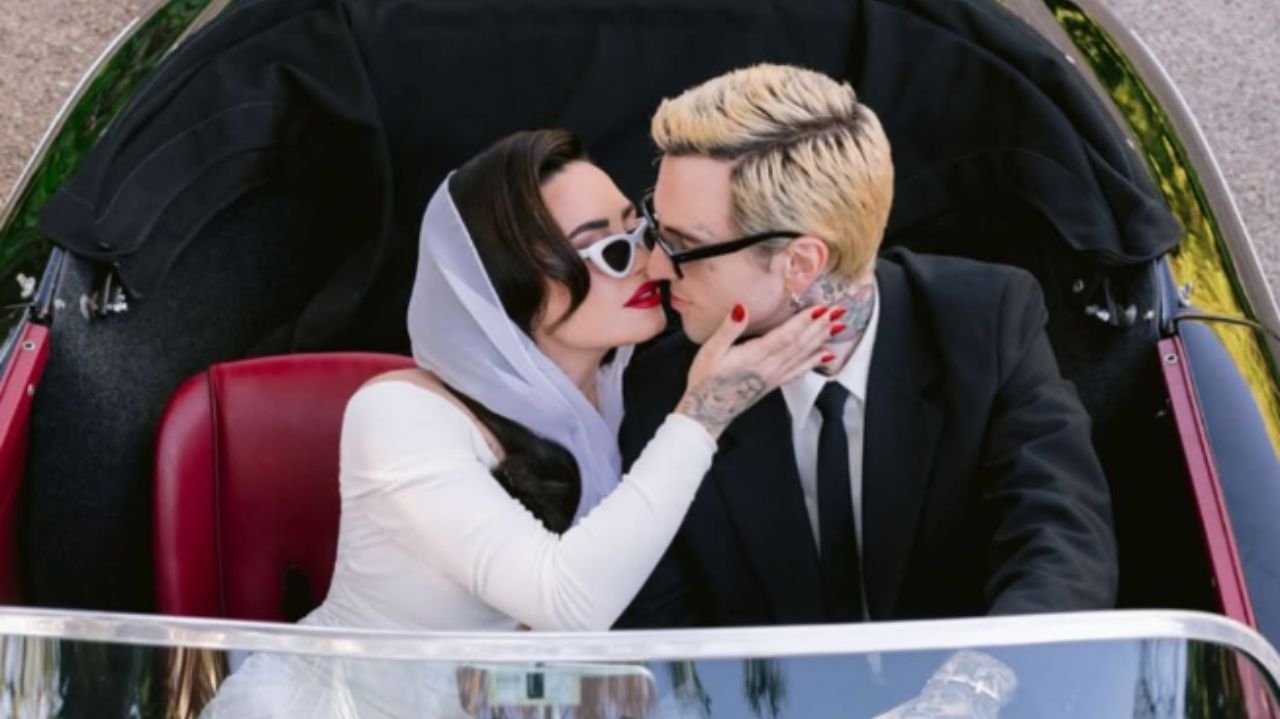 Demi Lovato se casa na Califórnia com vestido exclusivo de Vivienne Westwood