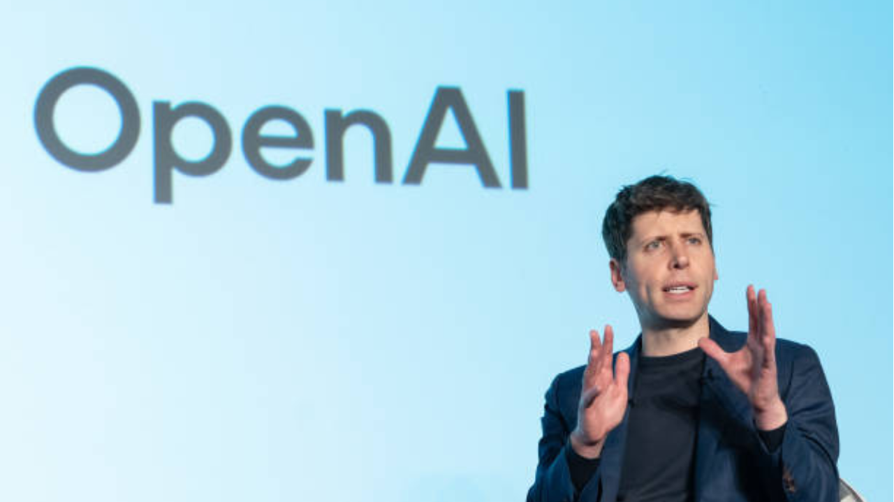 OpenAI adquire startup de Jony Ive e entra no mercado de hardware