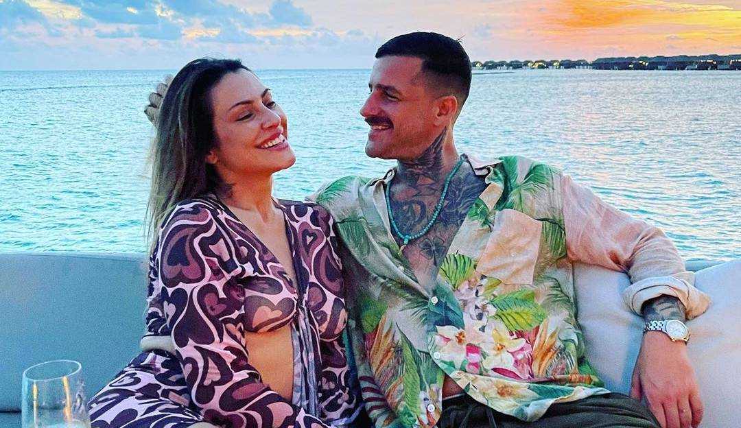 Cléo Pires troca beijos com o marido nas Ilhas Maldivas