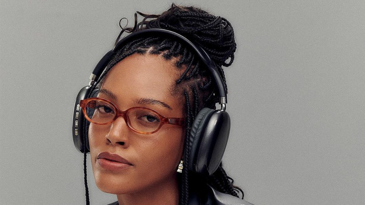 Tranças, identidade e autoestima: modelo Julia Menezes fala sobre seus cuidados com o cabelo