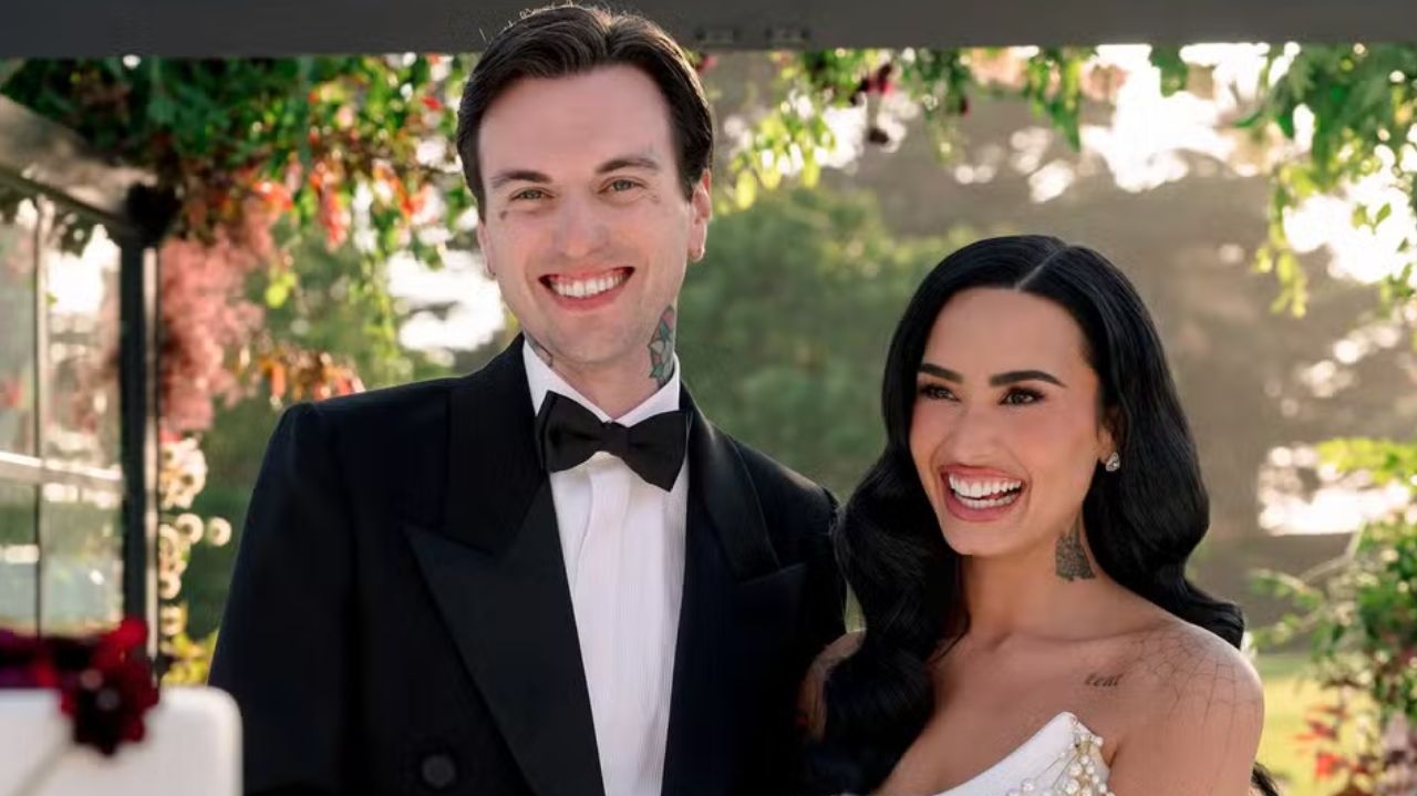 Demi Lovato e Jutes realizam cerimônia privada em Santa Bárbara