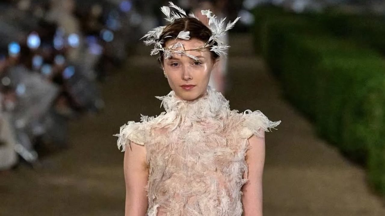 Desfile da Dior apresenta nobreza em penteados e maquiagens