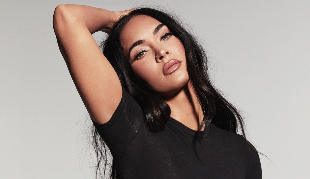 Megan Fox aparece toda sensual durante fotos para grife de Kim Kardashian