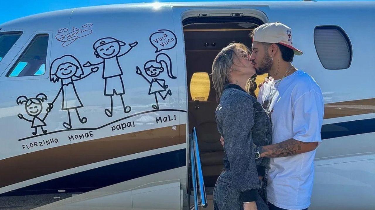 Assessoria de Virgínia desmente rumor sobre remoção de adesivos em jatinho