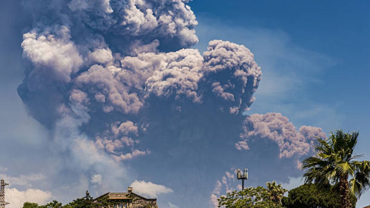 Erupção do vulcão Etna na Itália provoca evacuação de turistas próximos à cratera