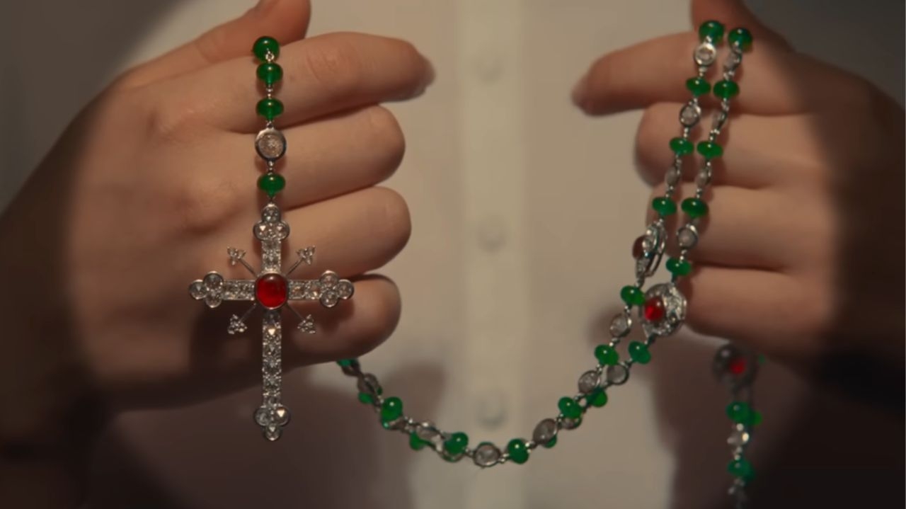 Cartier assina rosário no filme “O Esquema Fenício” de Wes Anderson