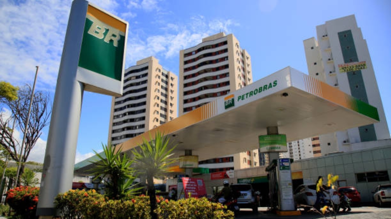 Petrobras anuncia corte de mais de 5% no preço da gasolina para distribuidoras
