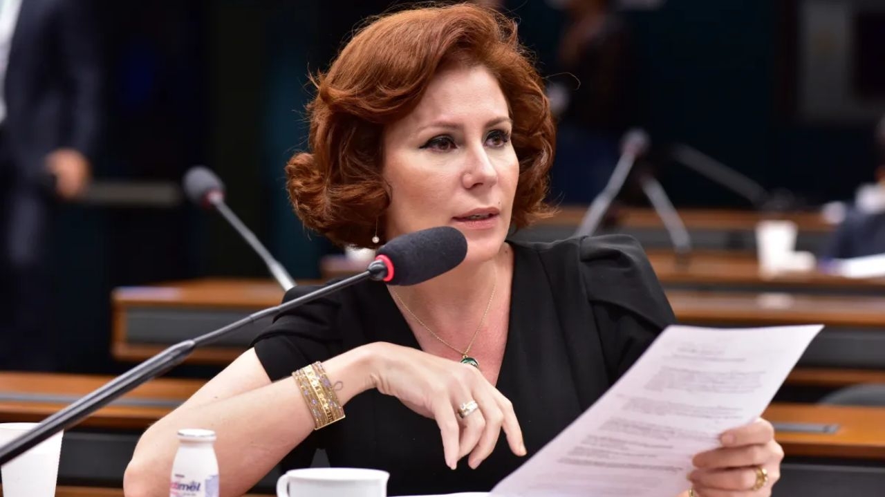 PGR aciona Interpol para incluir Carla Zambelli na lista de procurados