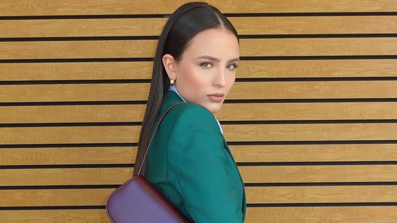 Larissa Manoela usa terno verde em evento de novela da Globo