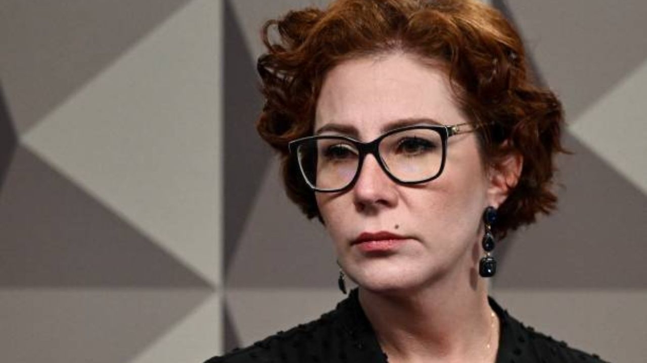 Interpol avalia pedido de inclusão de Carla Zambelli na lista de foragidos internacionais