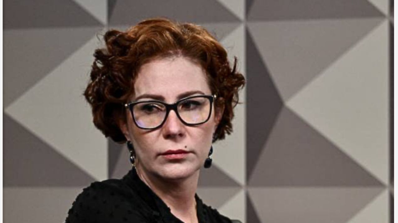 Deputada Carla Zambelli passa a integrar a lista vermelha da Interpol