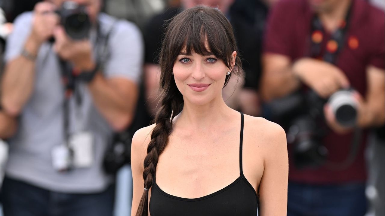 Dakota Johnson reaparece após fim de noivado com Chris Martin