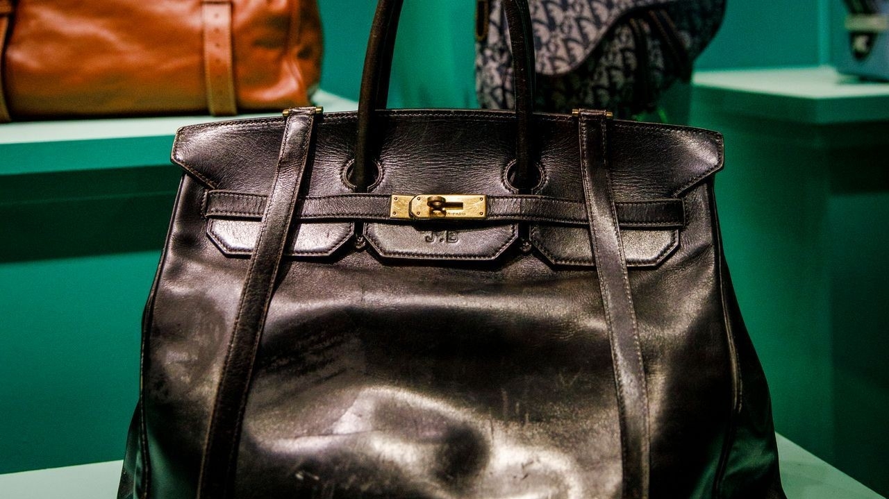 Bolsa Hermès usada por Jane Birkin será vendida em leilão histórico em Paris